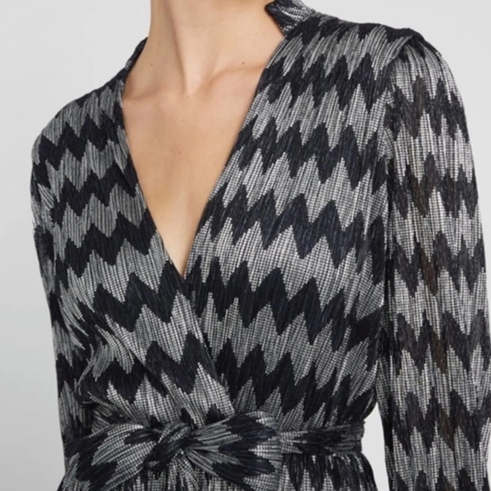 Alice + Olivia V-Neck/Long sleeve/Tie waist/Midi length/Metallic shimmer